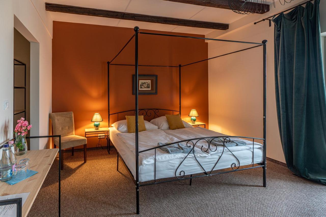 Bed and Breakfast Tarnoca Kuria Soponya Exteriér fotografie